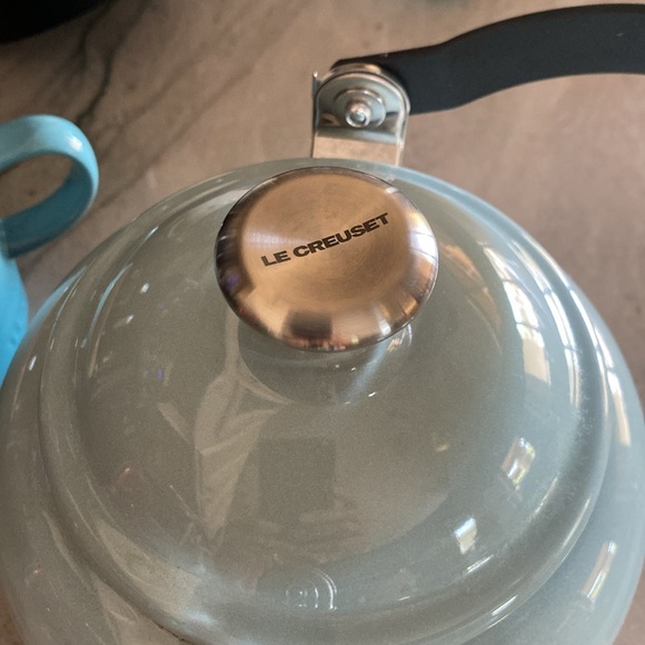 Le Creuset Enamel on Steel 1.25 Quart Demi Tea Kettle, Sea Salt - with 2 mugs - Picture 8 of 11